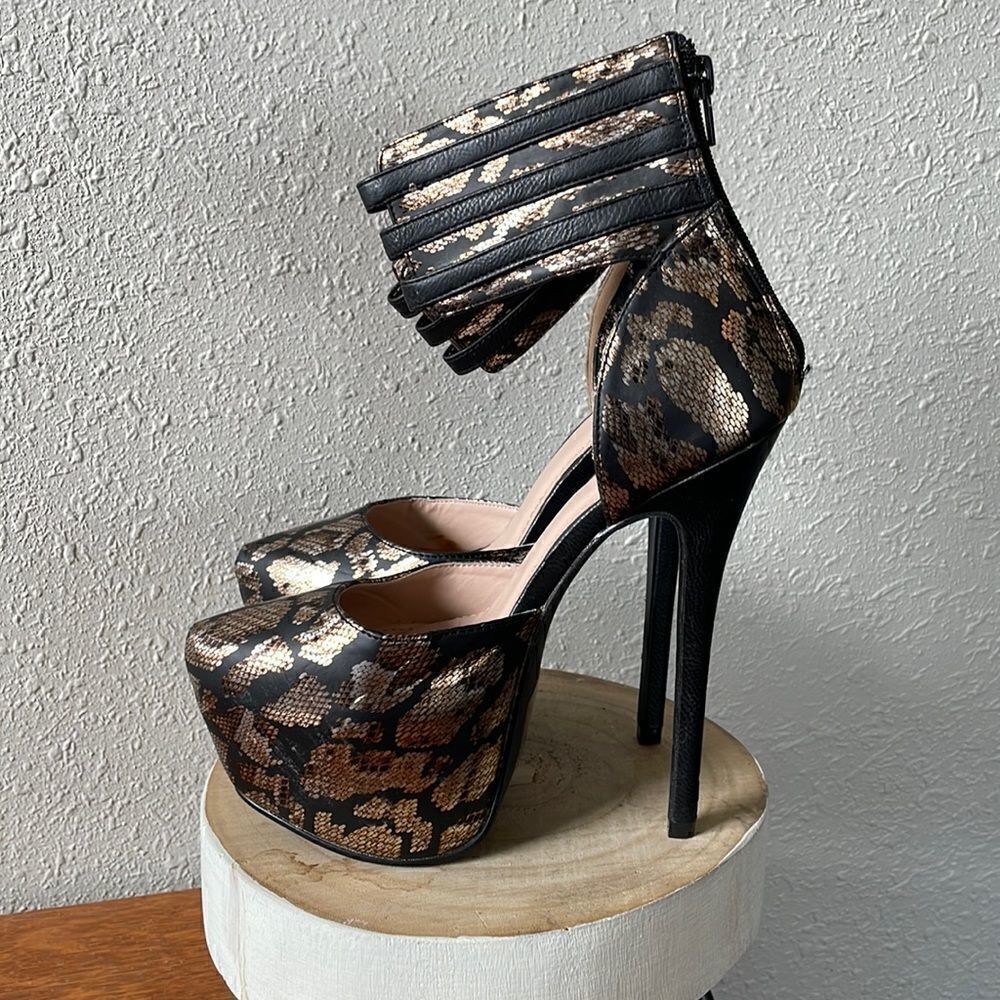 Scene Faux Snake Skin Heels Size 7 EUC